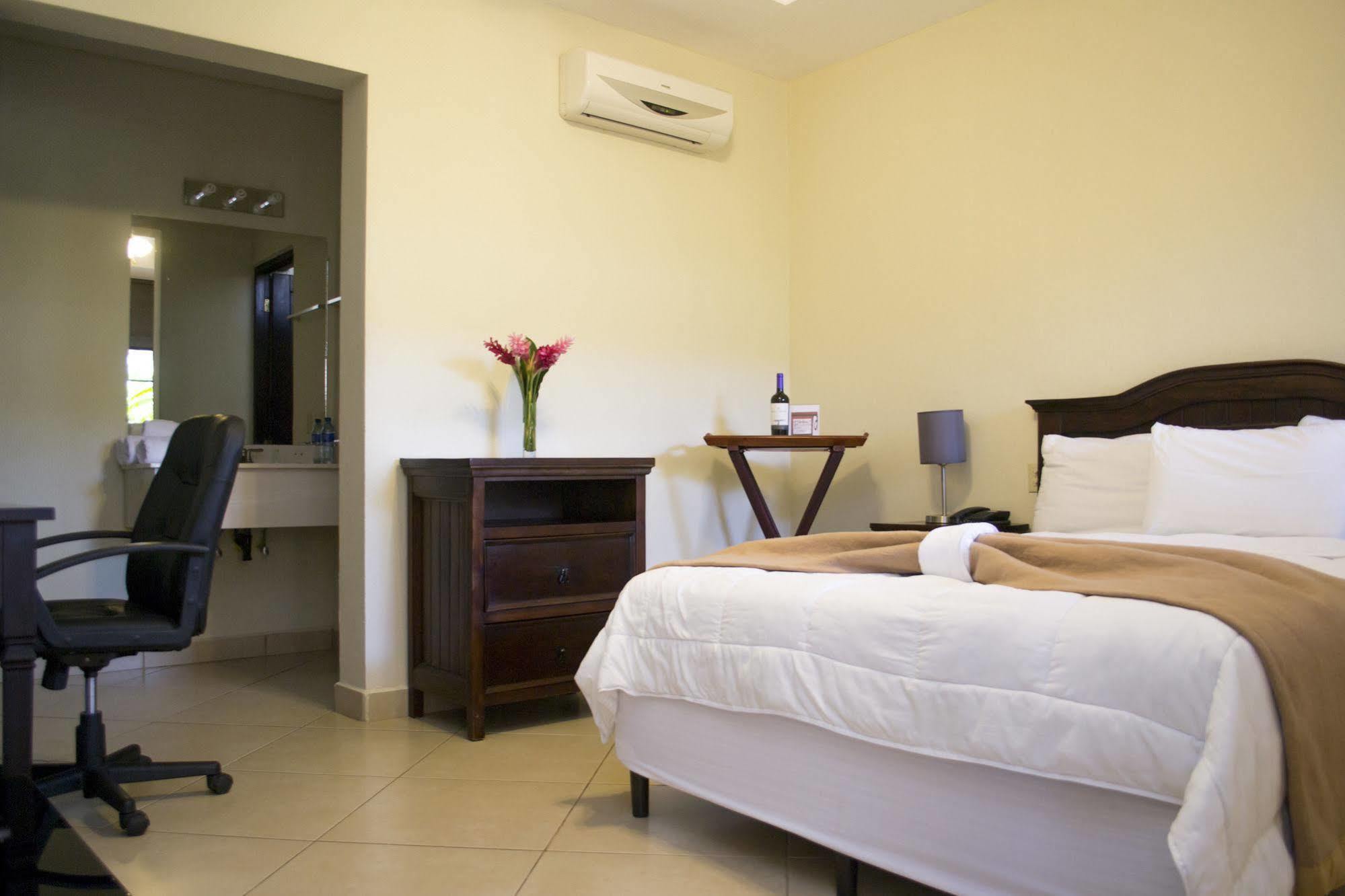 Farallones Hotel Чинандега Экстерьер фото